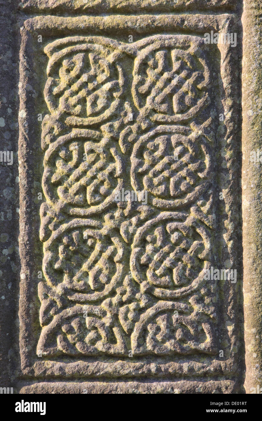 Celtic decorazioni sul lato della croce di Muiredach a Monasterboice, Irlanda Foto Stock