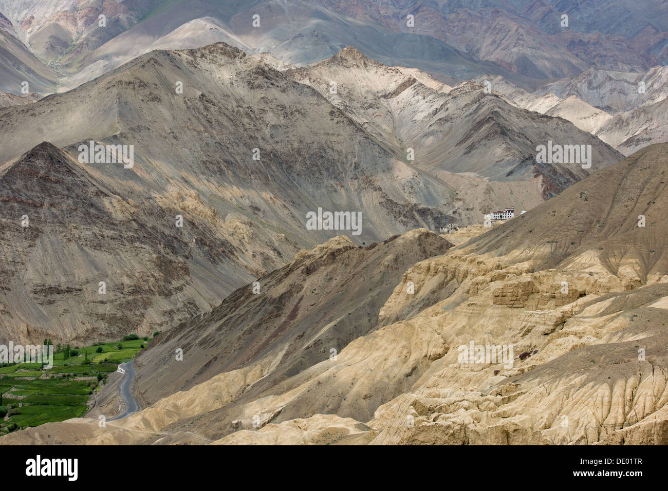 Guardando verso il basso sulla autostrada Srinagar-Leh e il paesaggio Moonland, con Lamayuru Gompa nella distanza, Lamayuru, (Ladakh) Jammu e Kashmir India Foto Stock
