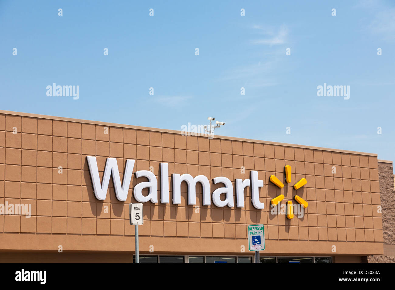 Walmart shopping center storefront contro il cielo blu in Biloxi Mississippi Foto Stock Walmart shopping center storefront contro il cielo blu in Biloxi Mississippi Foto Stock
