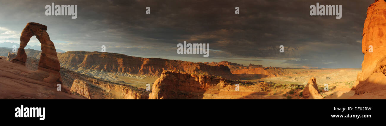 Vista panoramica con Delicate Arch all'interno di Arches National Park nello Utah a sunrise Foto Stock