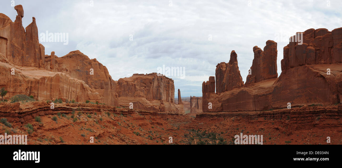 Panoramica vista panoramica di Courthouse Towers in Arches National Park nello Utah a sunrise Foto Stock