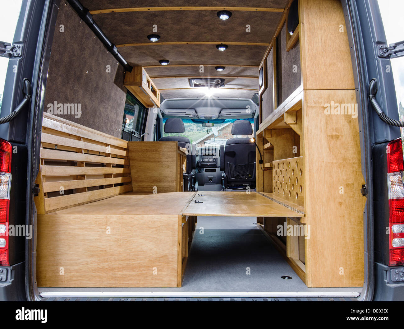 Vista interna di Mercedes-Benz Sprinter cargo FURGONE 2500, essendo  personalizzati come un camper Foto stock - Alamy