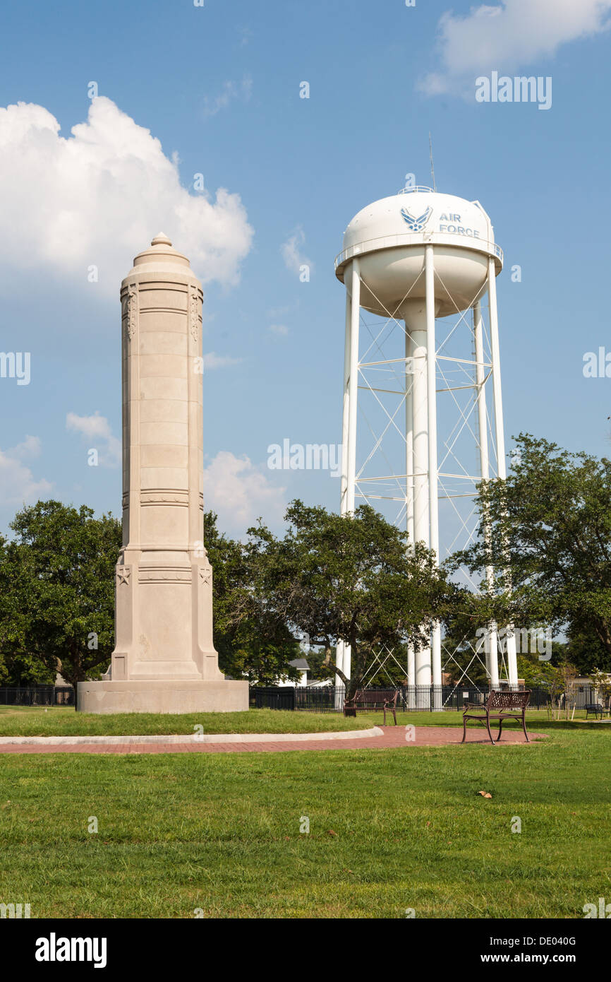 US Air Force water tower e Veterani monumento in Biloxi Cimitero Nazionale in Biloxi Mississippi Foto Stock