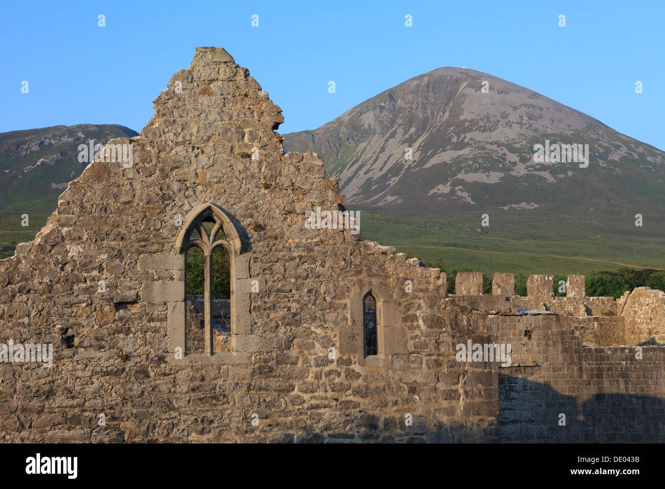 Murrisk Abbey vicino Croagh Patrick (Saint Patrick di montagna), nella contea di Mayo, Irlanda Foto Stock