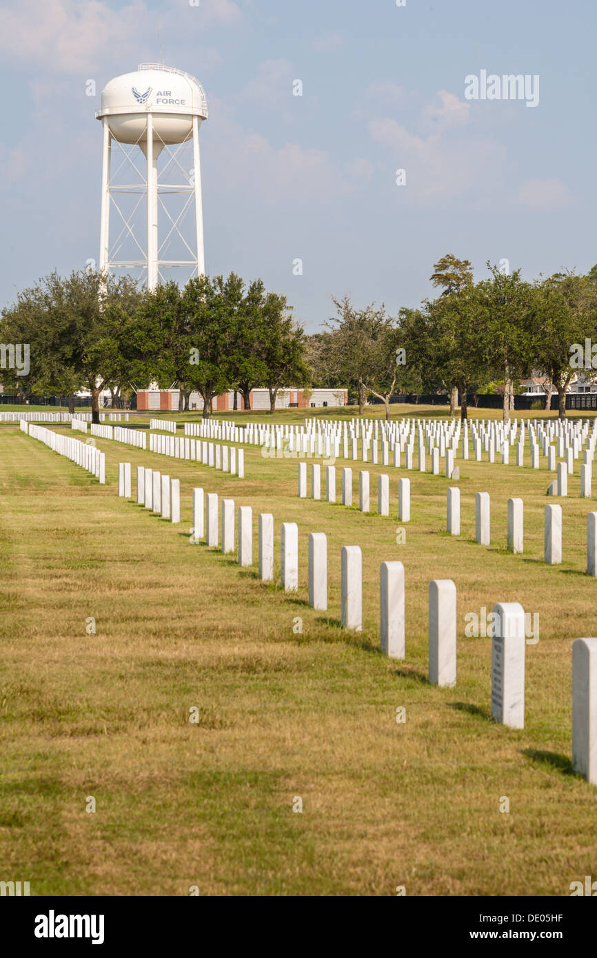 Marcatore di grave lapidi sotto un US Air Force water tower in Biloxi Cimitero Nazionale in Biloxi Mississippi Foto Stock