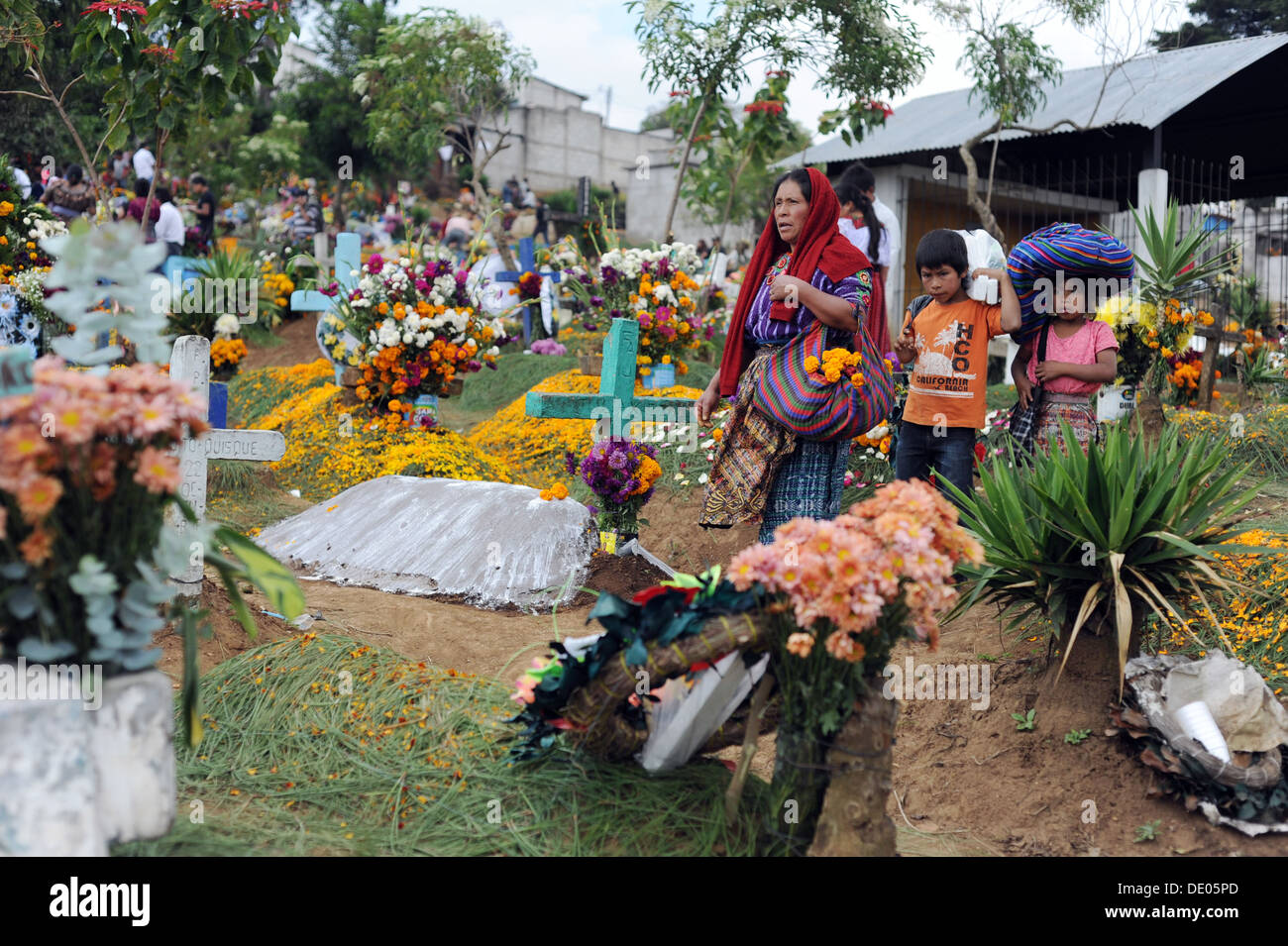 Famiglia visita tombe in onore del defunto familiari per 'Day del morto" in Sumpango, Sacatepeque, Guateamala. Foto Stock