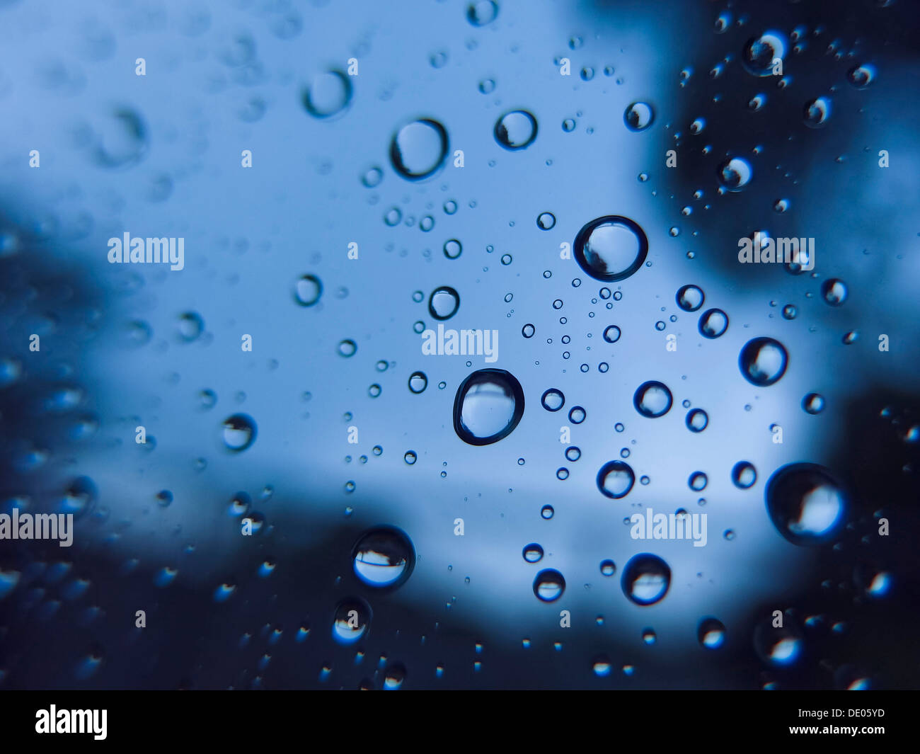La pioggia caduta sul vetro, vista astratta sfondo Foto Stock