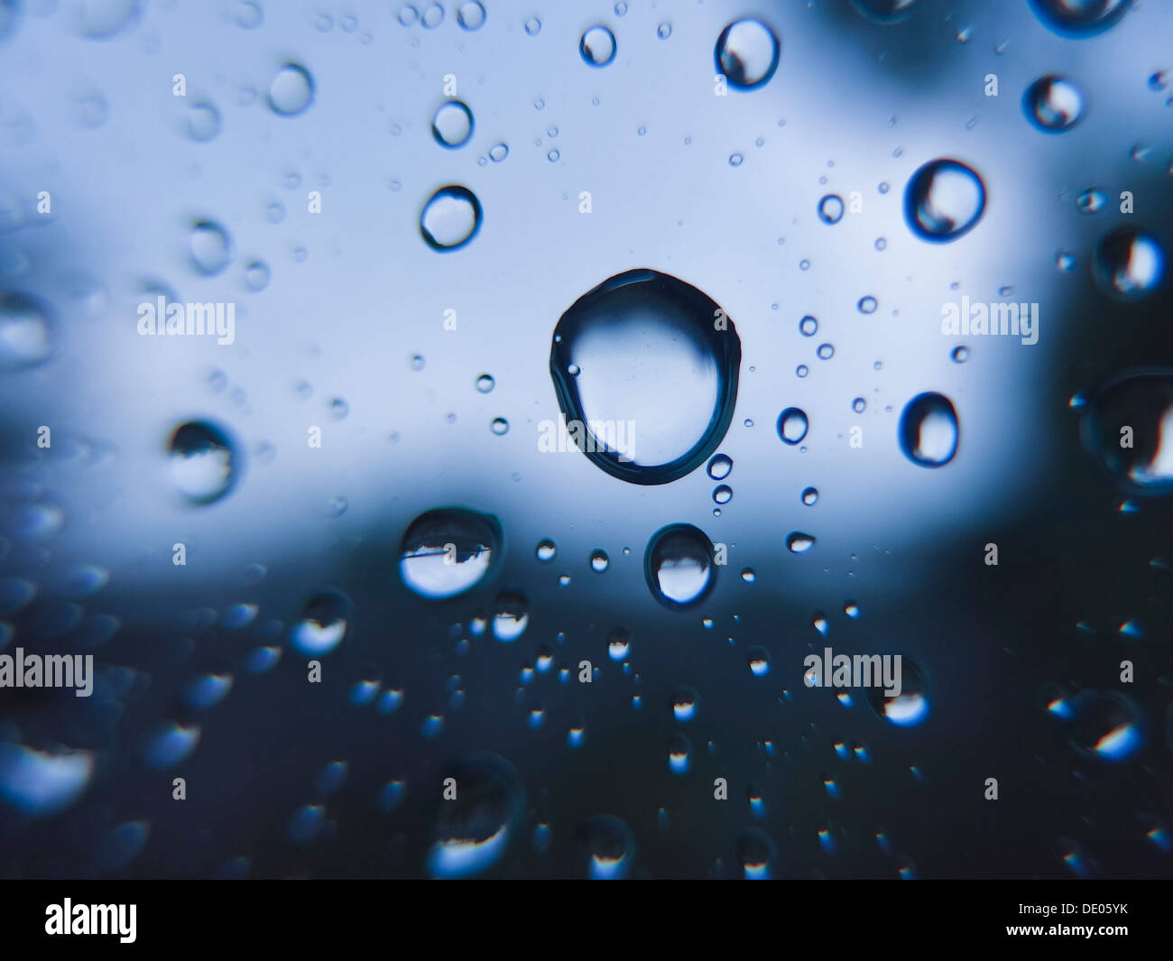La pioggia caduta sul vetro, vista astratta sfondo Foto Stock