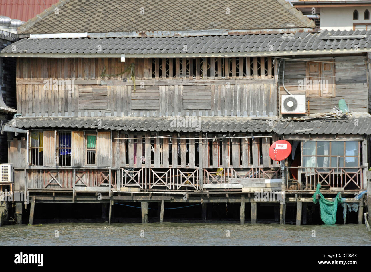 Casa su palafitte sulla Mae del Fiume Chao Praya, Bangkok, Thailandia, Asia PublicGround Foto Stock