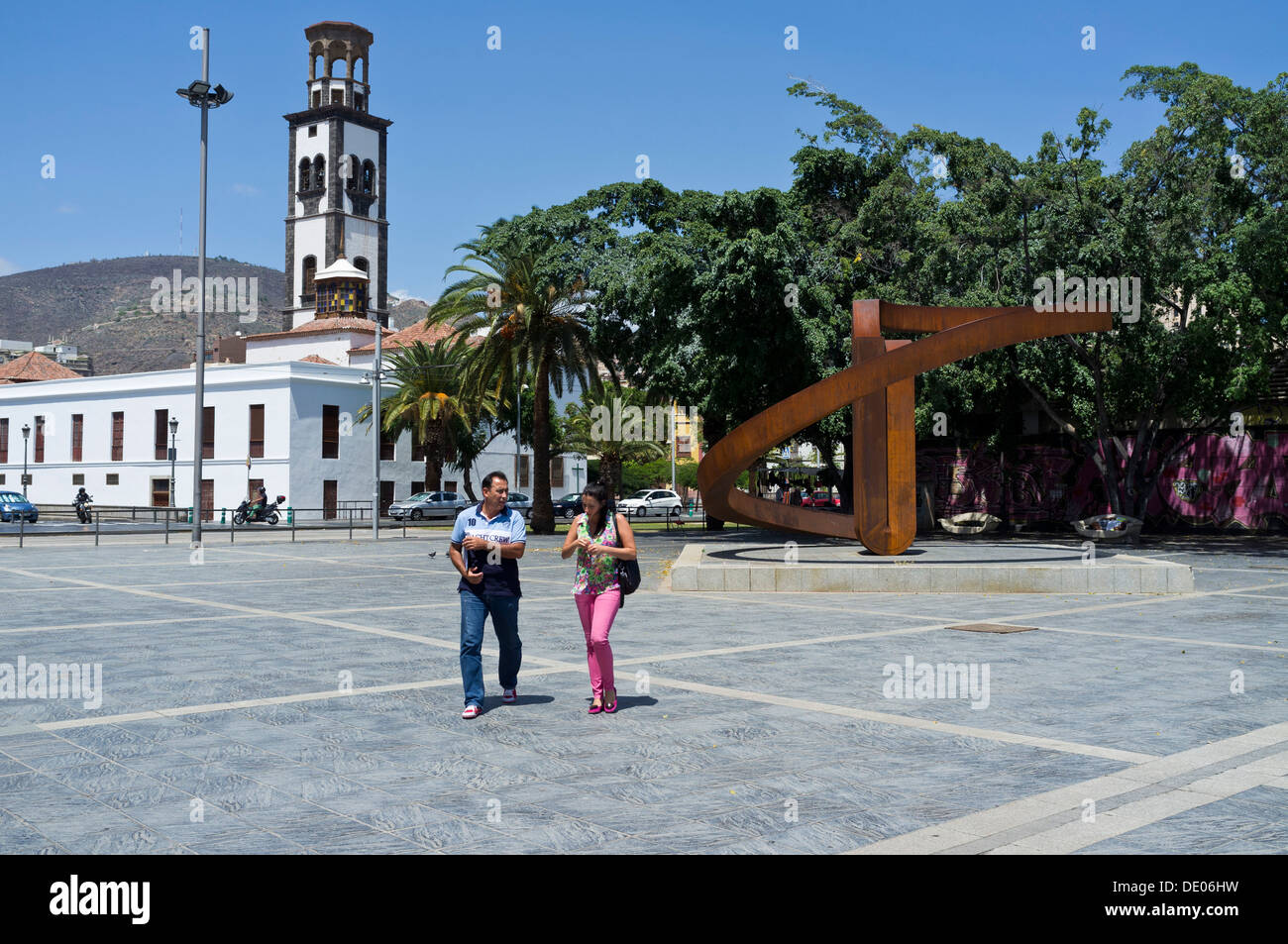 La Plaza de Europa con la scultura El Sueno de los continentes dallo scultore Martin Chirino, Santa Cruz Tenerife Foto Stock