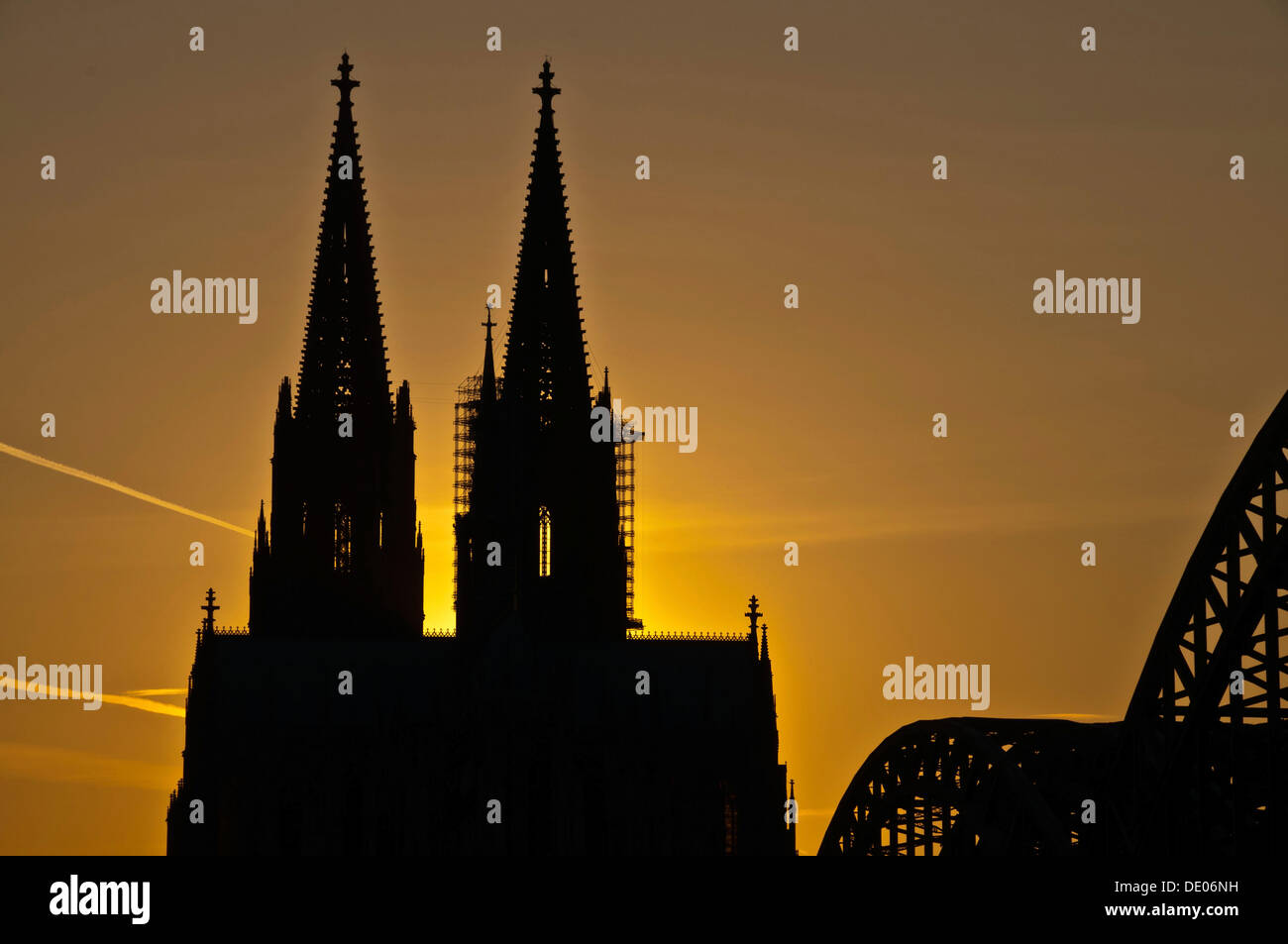 Atmosfera serale, Cattedrale di Colonia e ponte Hohenzollernbrücke, Colonia, nella Renania settentrionale-Vestfalia, PublicGround Foto Stock