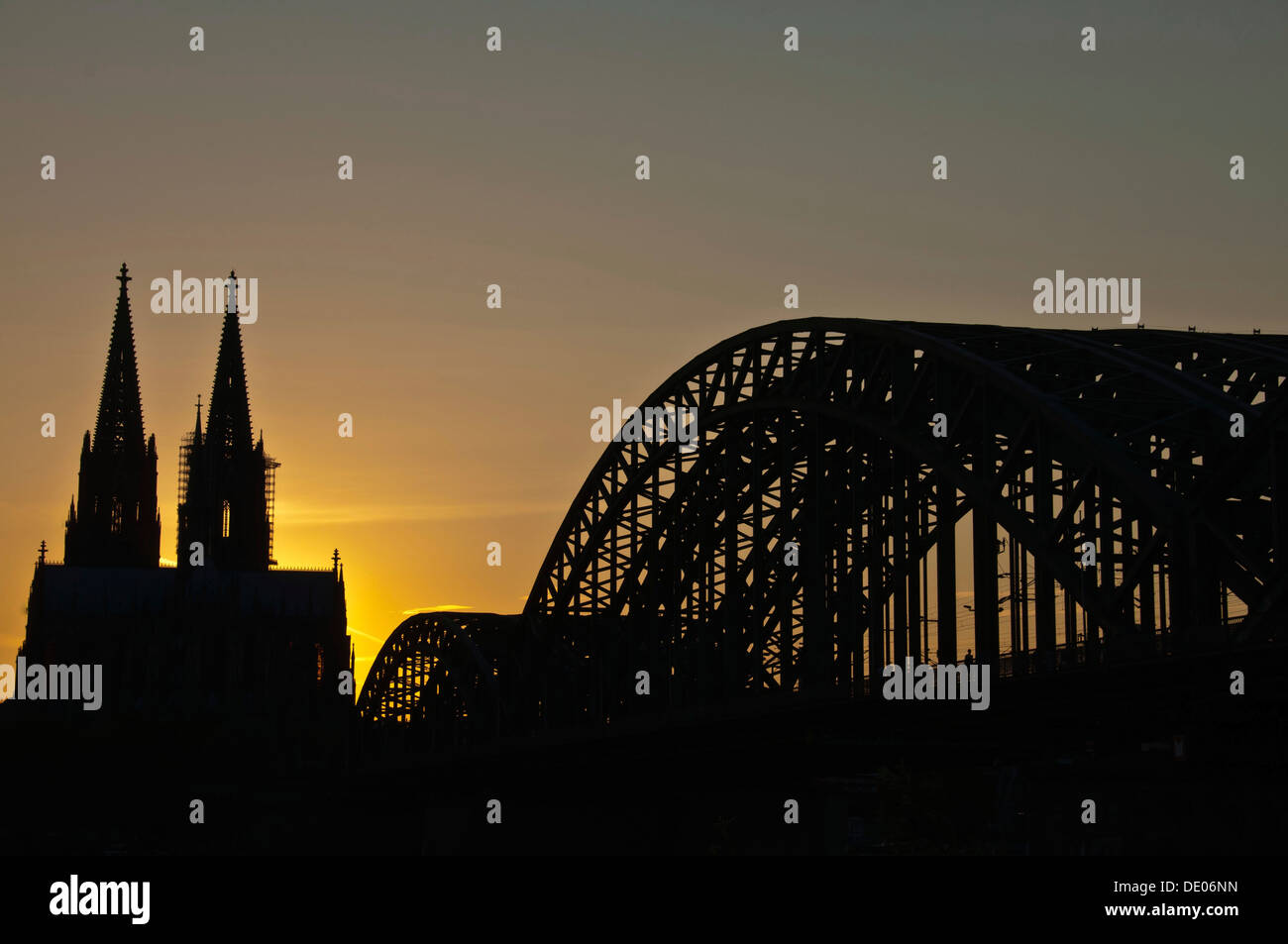 Atmosfera serale, Cattedrale di Colonia e ponte Hohenzollernbrücke, Colonia, nella Renania settentrionale-Vestfalia, PublicGround Foto Stock
