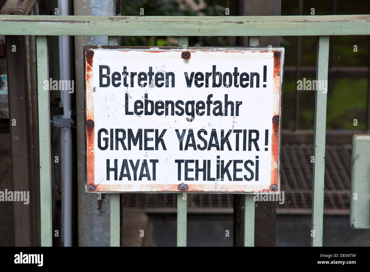 Segnale di avvertimento in tedesco e turco, Betreten verboten! Lebensgefahr, Girmek Yasaktir! Hayat Tehlikesi o no la trasgressione! Mortale Foto Stock