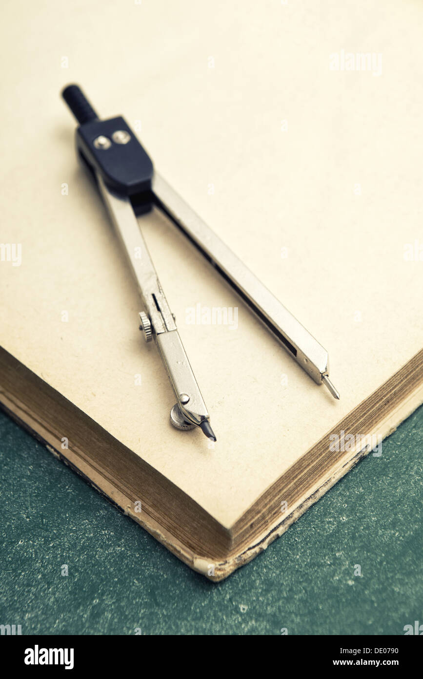 Sfondo costituito di righello, Compasso per disegno tecnico, penne, matite,  gomma isolati su sfondo bianco Foto stock - Alamy