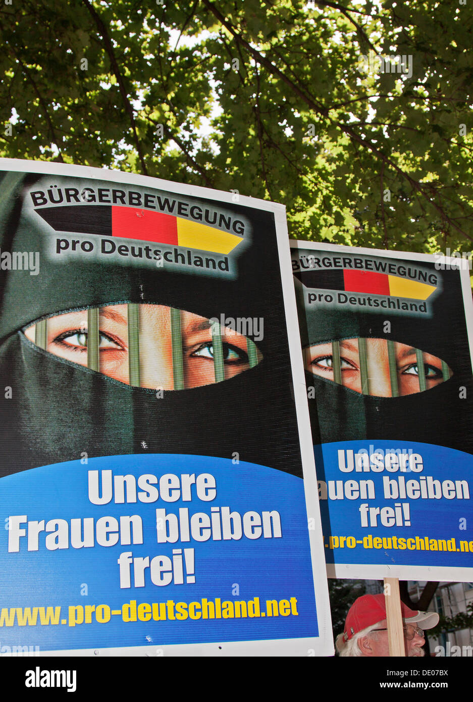 Segno di una donna velata lettering "Unsere Frauen bleiben frei!", Tedesco per 'La nostra donna restano liberi!", Pro Germania cittadini" Foto Stock