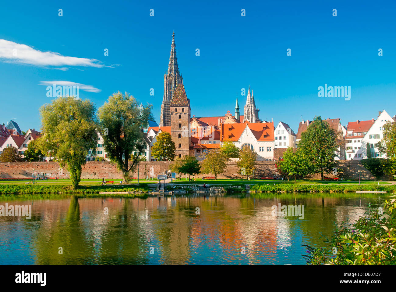 Vista panoramica sul fiume Danubio verso Ulm con Ulm Minster e Metzgerturm, macellai Tower, Baden-Wuerttemberg, PublicGround Foto Stock