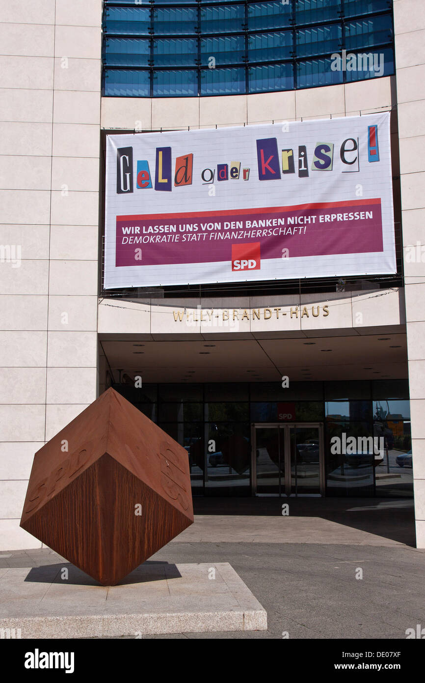 Area di ingresso del Willy-Brandt-House con un banner "Geld oder Krise', tedesco per "denaro o di crisi ", Berlino Foto Stock