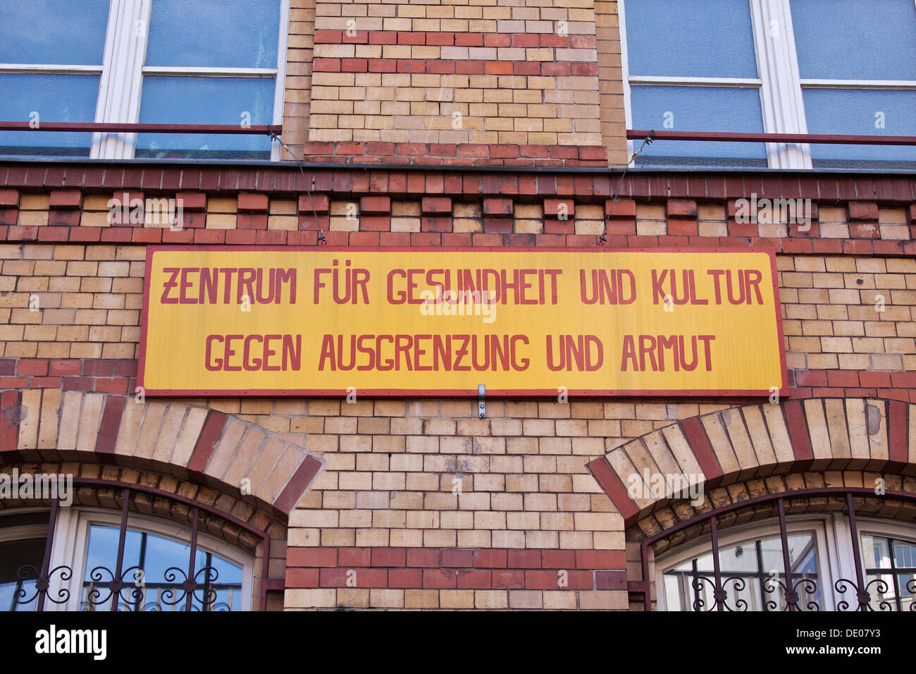 Segno, lettering "Zentrum für Gesundheit und Kultur, gegen Ausgrenzung und Armut", tedesco per "Centro per la salute e la cultura Foto Stock