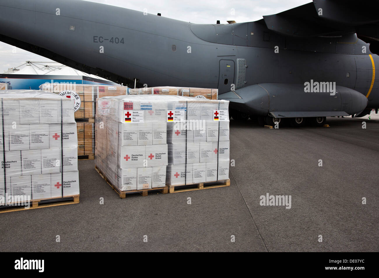 Di forniture di soccorso, pacchetti di igiene, Croce Rossa tedesca, pronti per essere caricati su un Airbus A400M, ILA 2012, Berlino Foto Stock