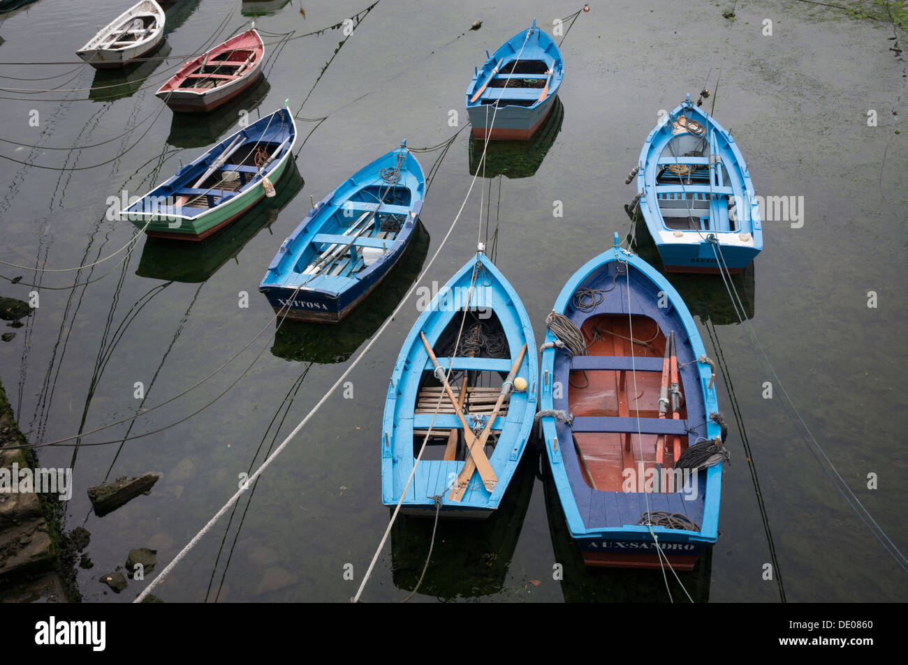 Un gruppo di barche di rimanere legati nel porto di Cee, una città attraverso cui passa la strada di San Giacomo. Foto Stock