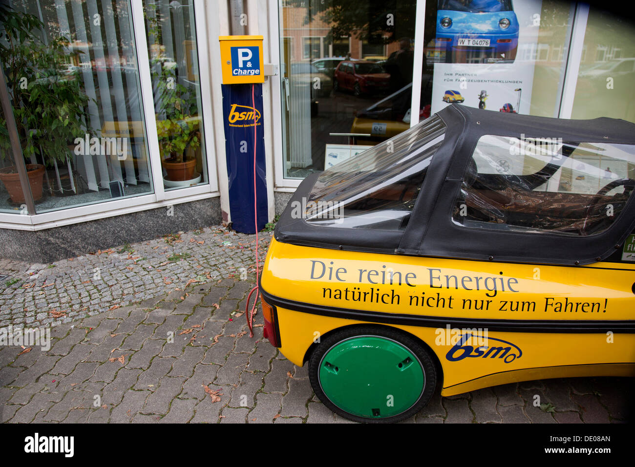 Stazione per le automobili elettriche, Wilhelmstrasse, Berlino Foto Stock