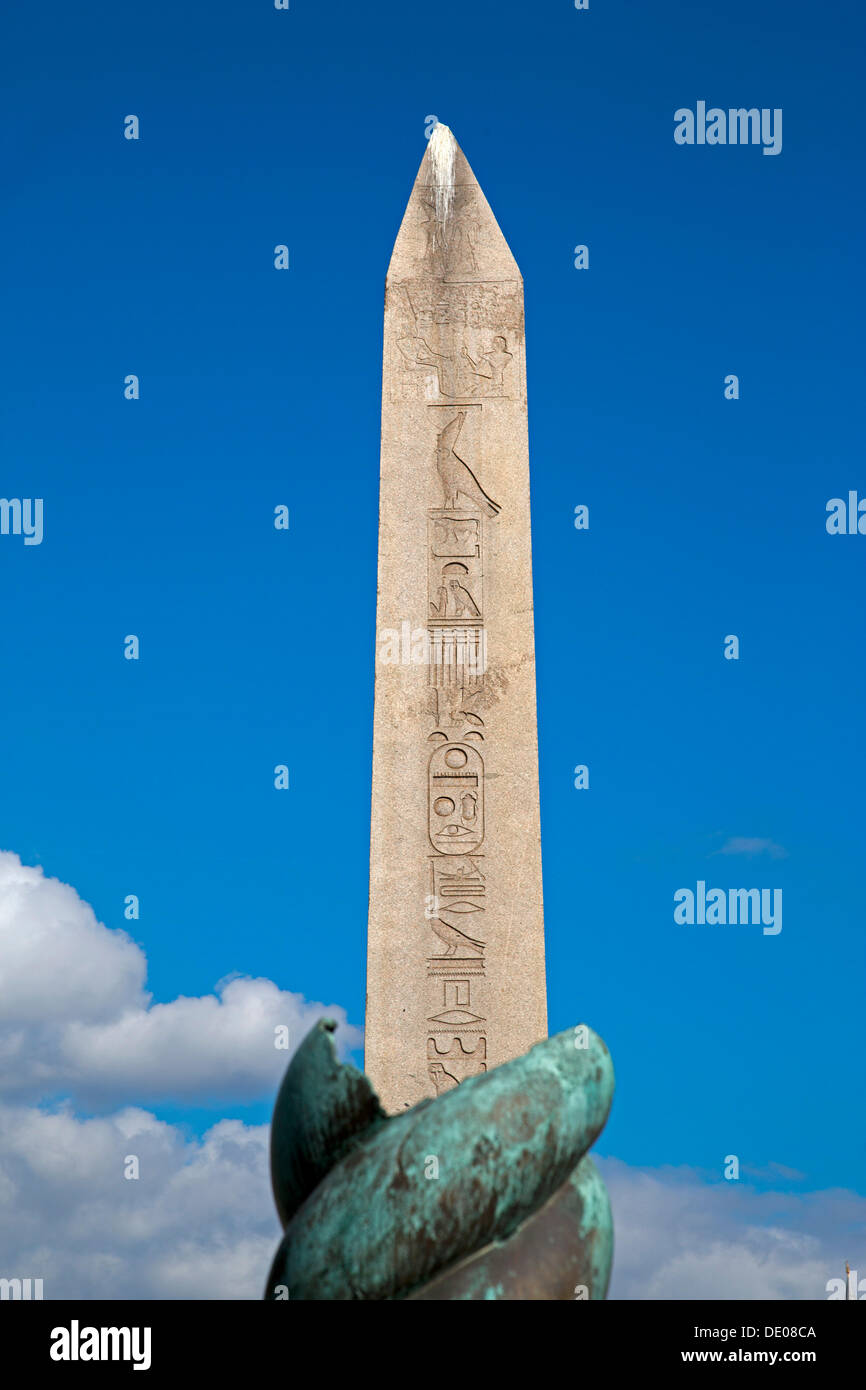 La Colonna a serpentina con l'Obelisco sul retro, Dikilitas, geroglifici egiziani, Istanbul, Turchia Foto Stock