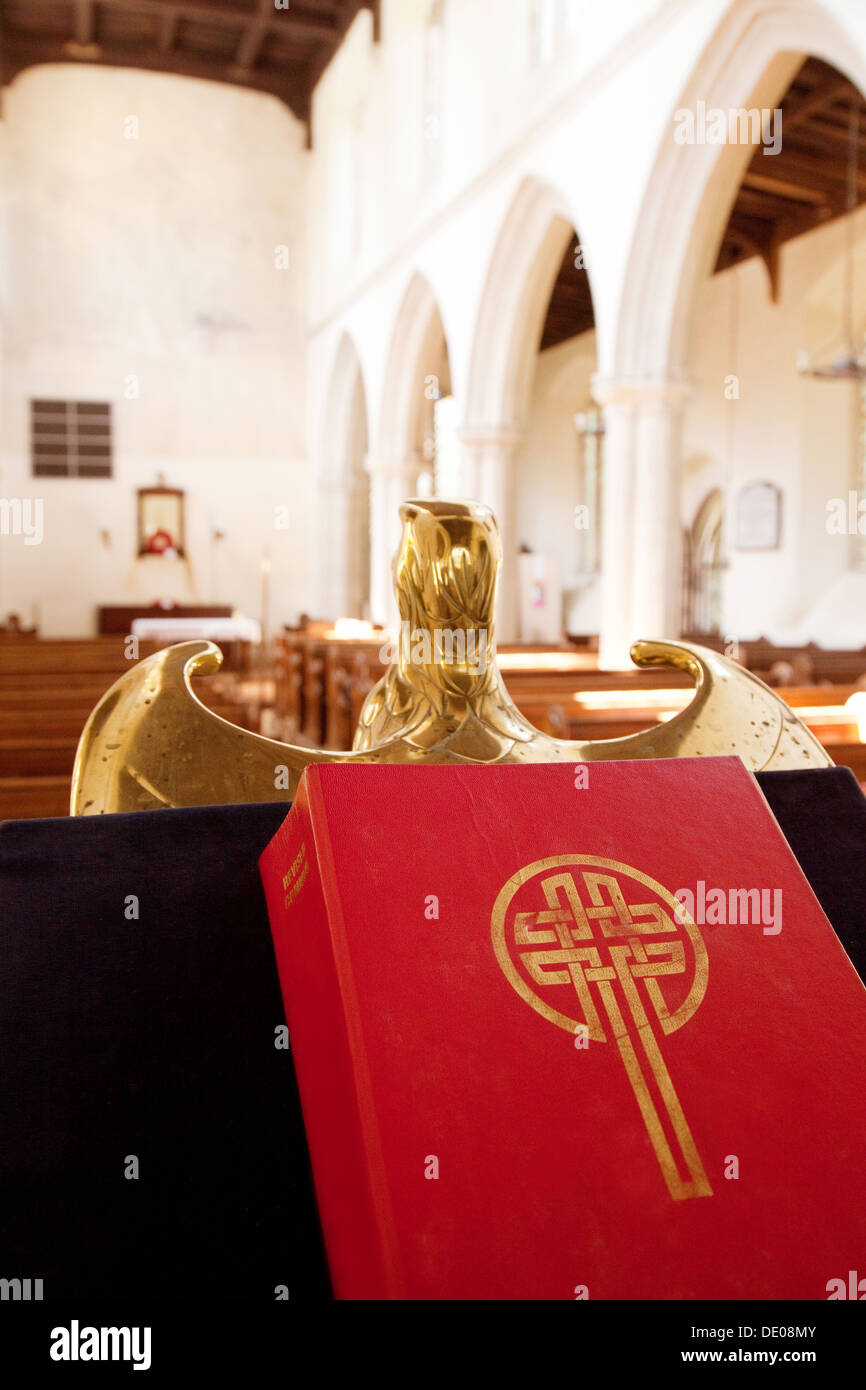 La Bibbia su un ambone in un villaggio inglese, Chiesa di San Giovanni Battista, Stoke by Clare, Suffolk REGNO UNITO Foto Stock