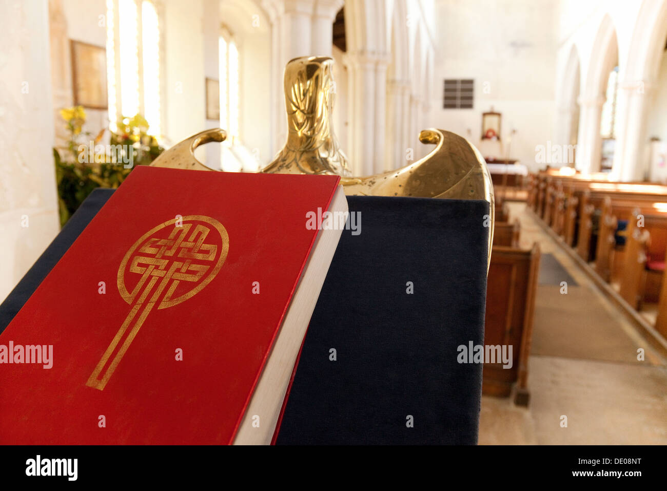 La Bibbia su un ambone in un villaggio inglese, Chiesa di San Giovanni Battista, Stoke by Clare, Suffolk REGNO UNITO Foto Stock