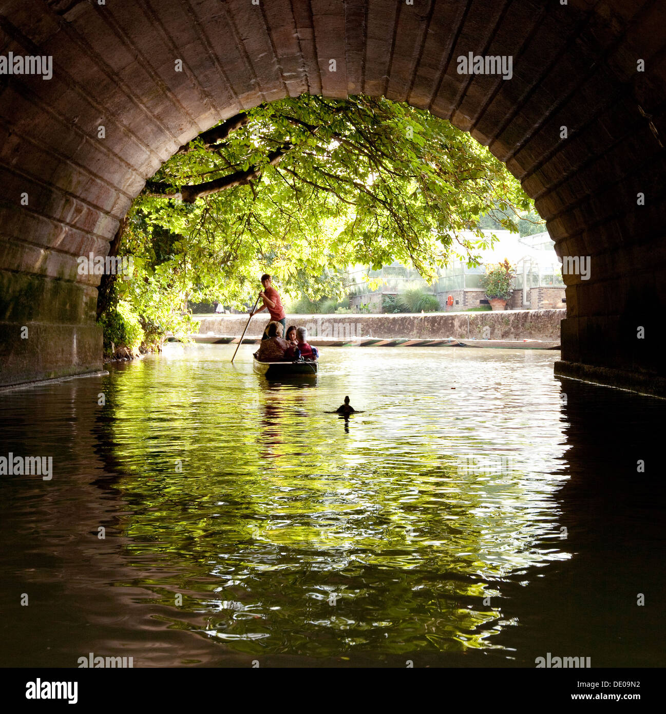 Punting sul fiume Cherwell visto attraverso un arco di Magdalen Bridge, Oxford, Regno Unito Foto Stock