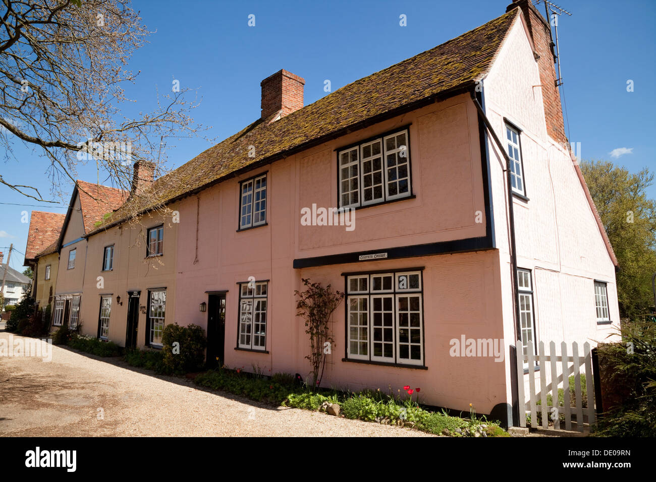 Tradizionale dipinto di rosa case a schiera nel villaggio di Stoke By Clare, Suffolk East Anglia England Regno Unito Foto Stock