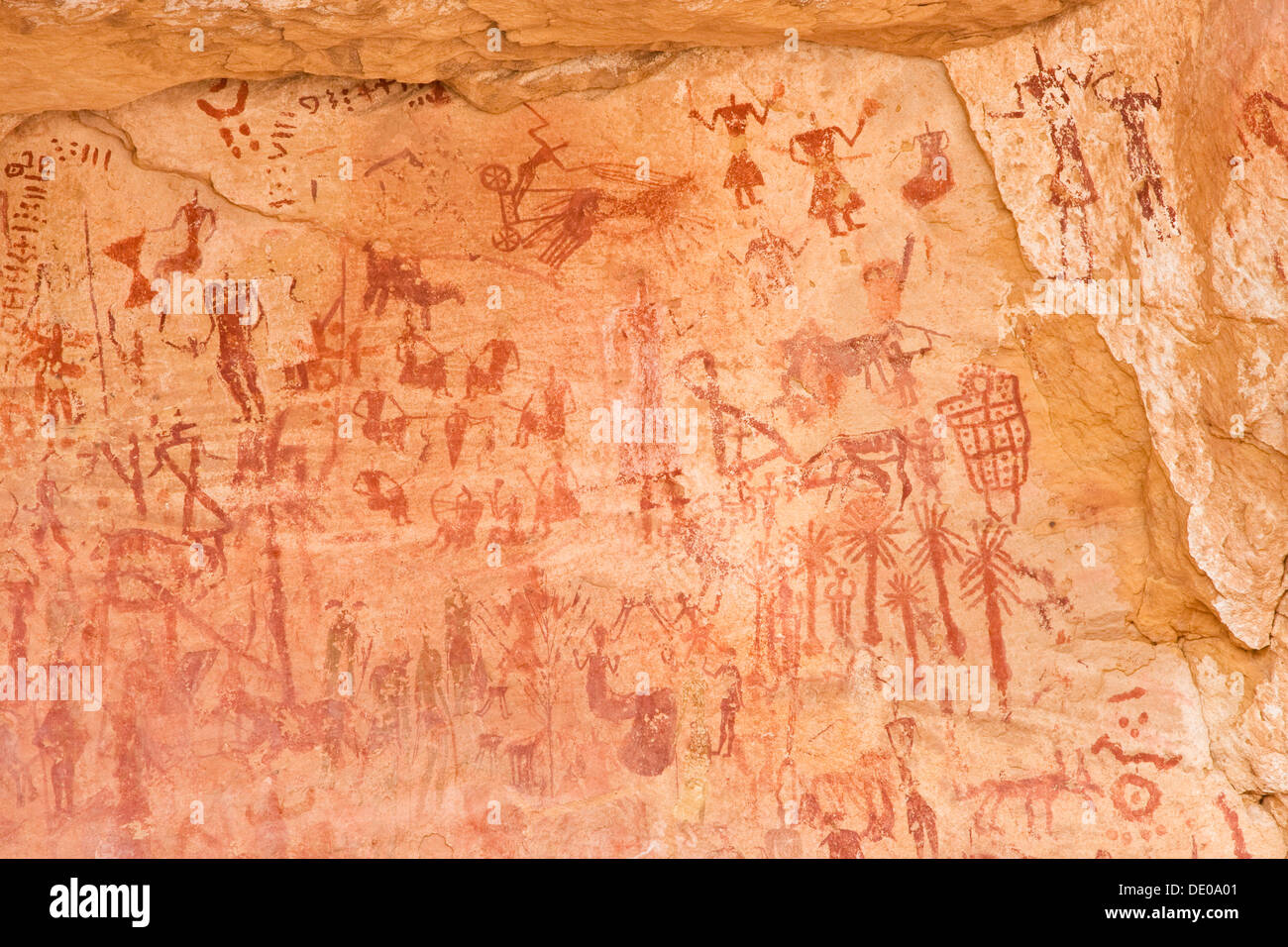 Roccia disegni preistorici nella valle di Tadrart Akakus, montagne, deserto libico, Libia, Sahara, Africa Settentrionale, Africa Foto Stock