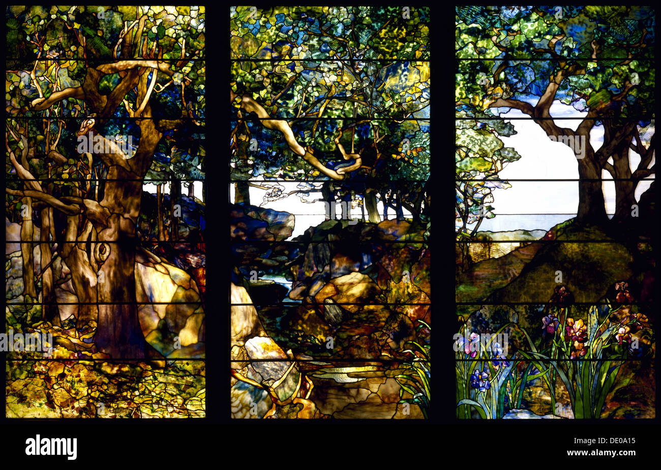Un paesaggio boscoso in tre pannelli, c. 1905. Artista: Tiffany, Louis Comfort (1848-1933) Foto Stock