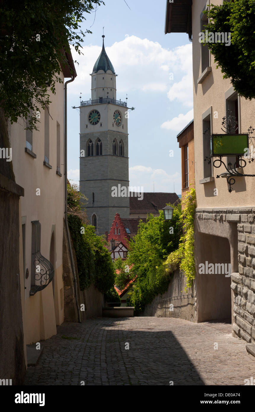 Antico vicolo in Ueberlingen, guardando verso San Nicolò Minster, il lago di Costanza distretto, Baden-Wuerttemberg Foto Stock