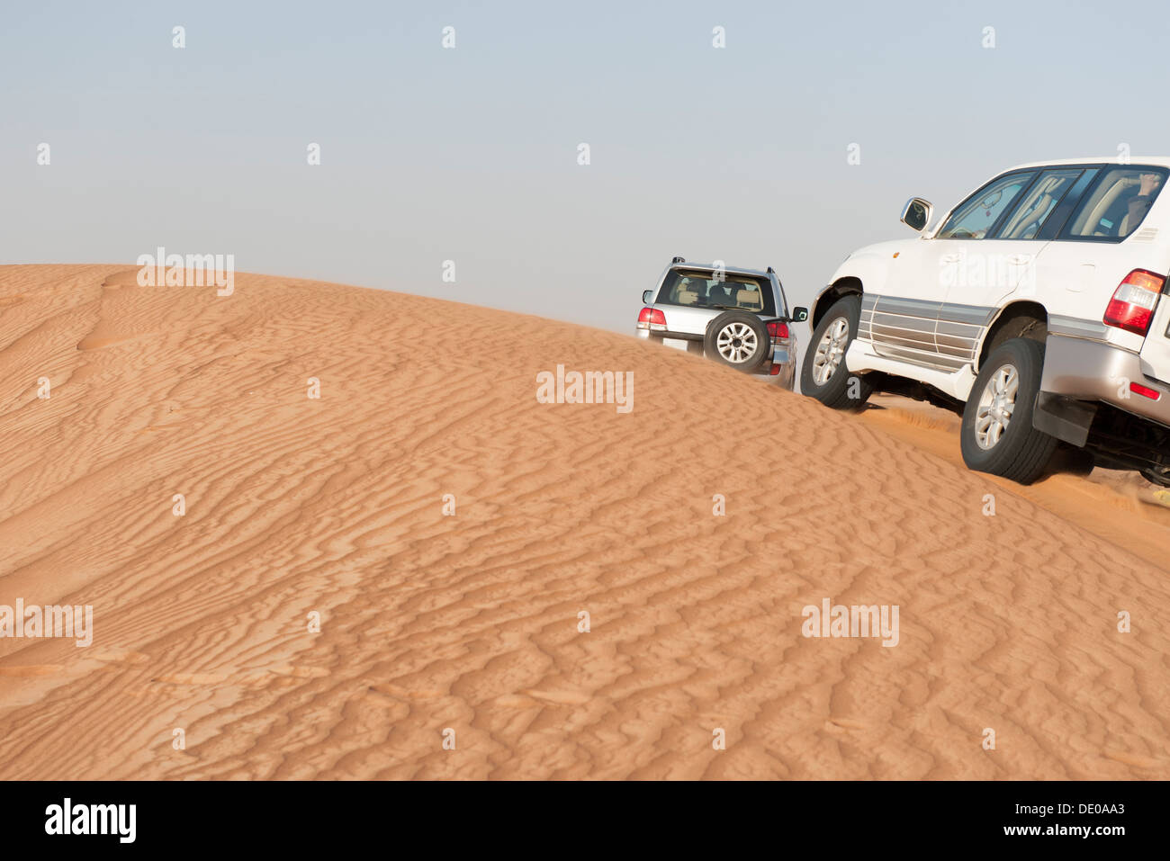 Sport utility vehicles guida su desert dune di sabbia Foto Stock