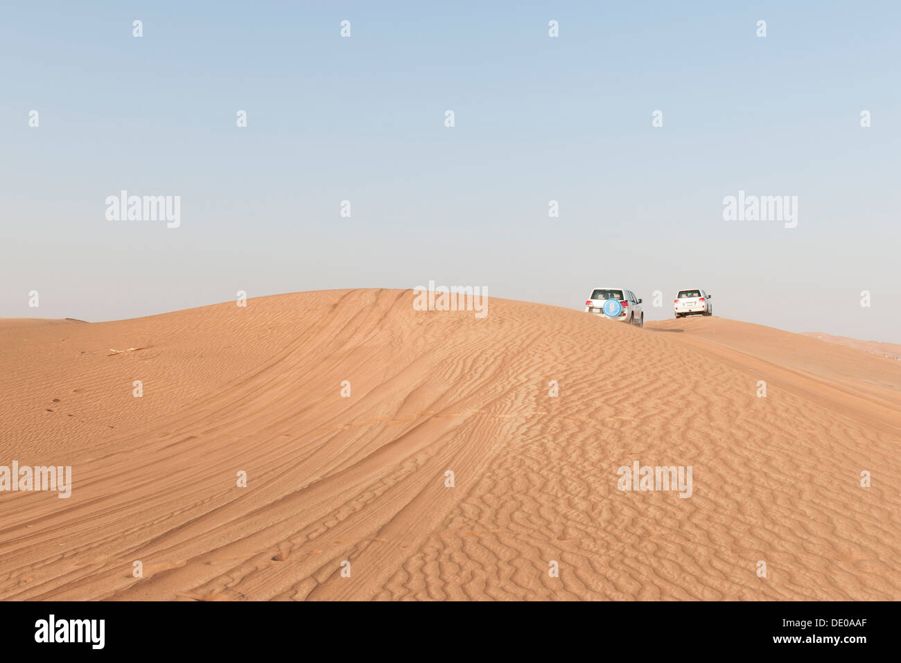 Sport utility vehicles guidando attraverso il deserto Foto Stock