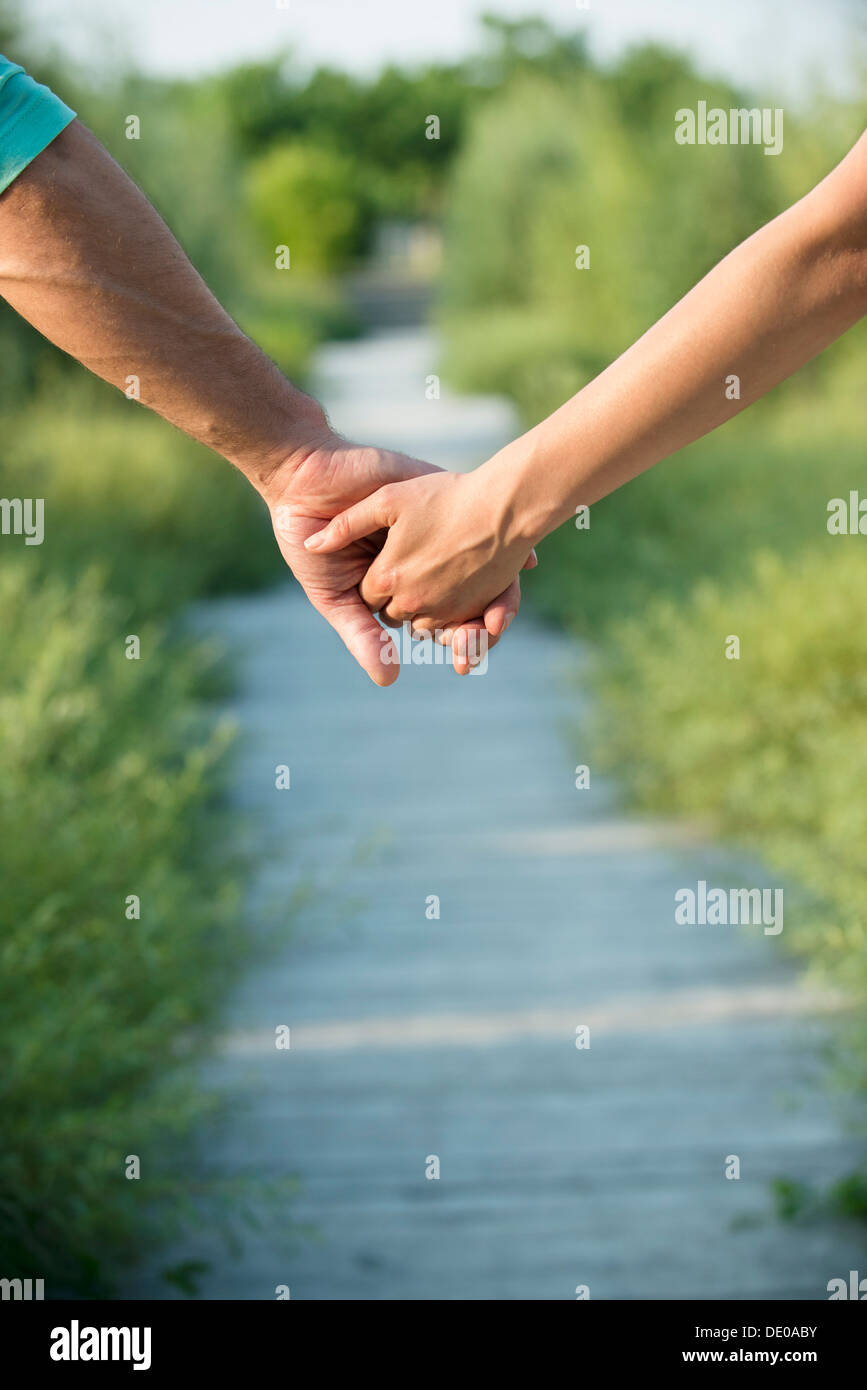 Giovane Holding Hands, close-up Foto Stock