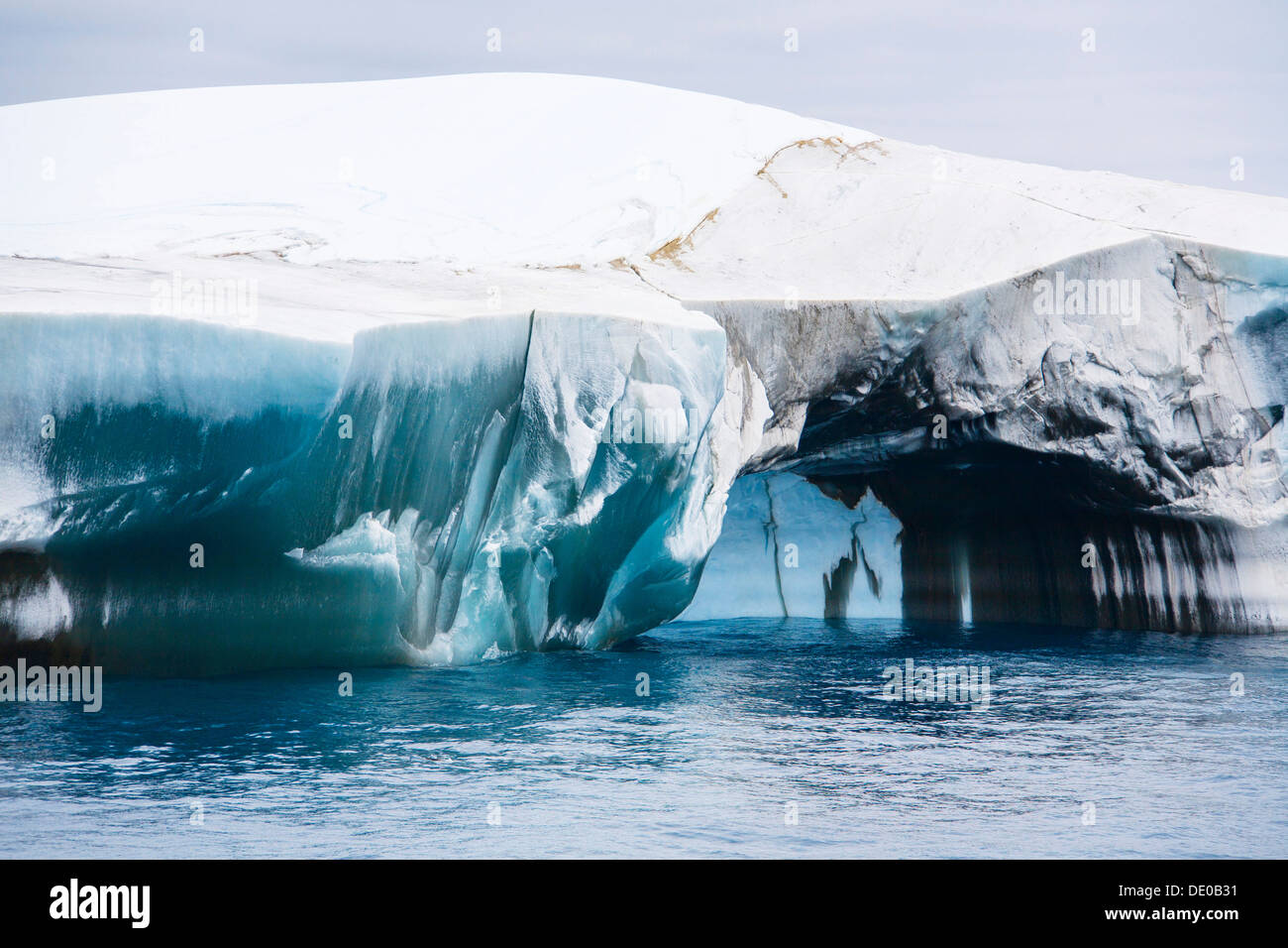 Blu e nero iceberg off Laurie Island, Washington stretto, Orcadi del Sud, Oceano Meridionale, Antartide Foto Stock