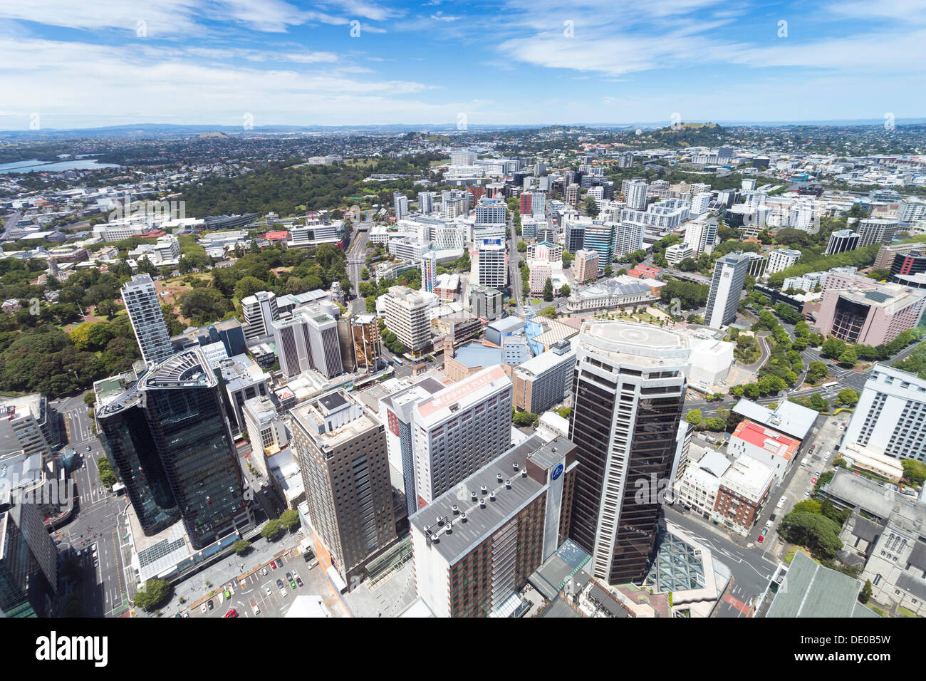 Vista dalla Skytower su Auckland verso il monte Eden, Monte San Giovanni e Monte Hobson Foto Stock