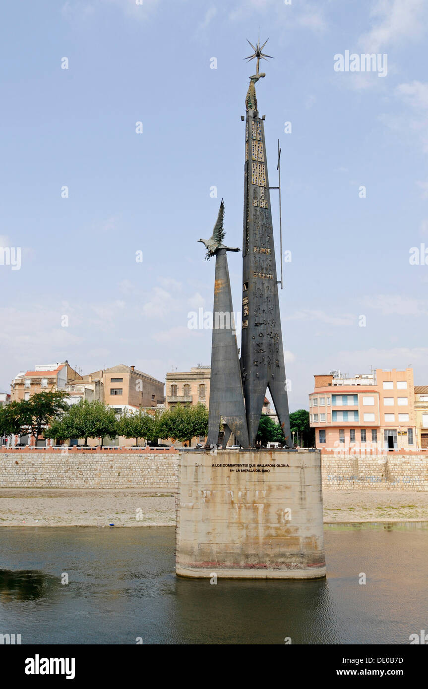 Memoriale di guerra nel fiume Ebro, Tortosa, provincia di Tarragona, Catalogna, Spagna, Europa, PublicGround Foto Stock