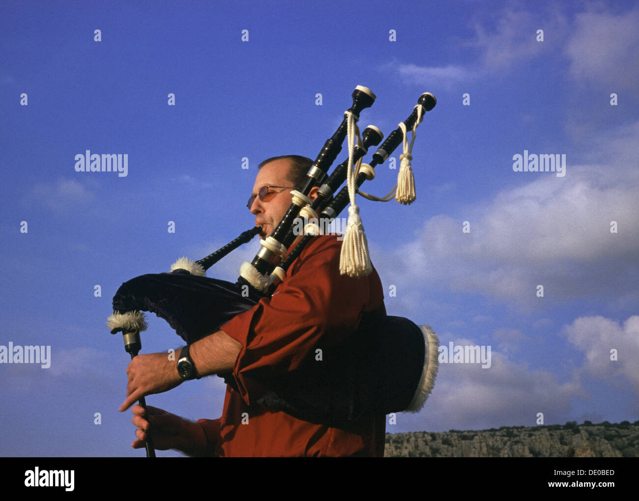 L'uomo gioca il grande Highland cornamuse in Scozia Foto Stock