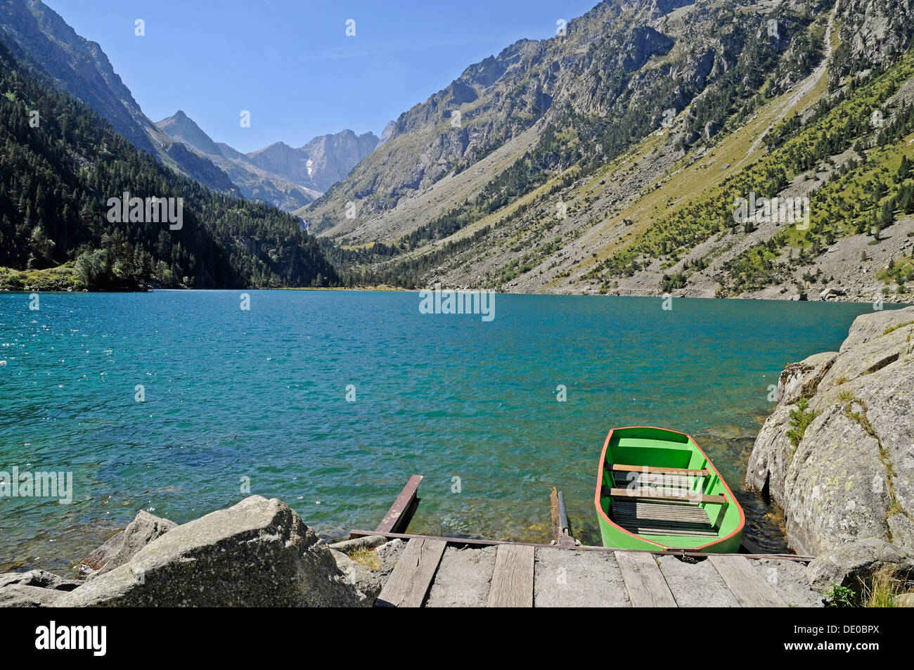 Barca a remi, lago Lac de Gaube, Cauterets, regione Midi-Pyrénées, Pirenei, parco nazionale, paesaggio di montagna Foto Stock