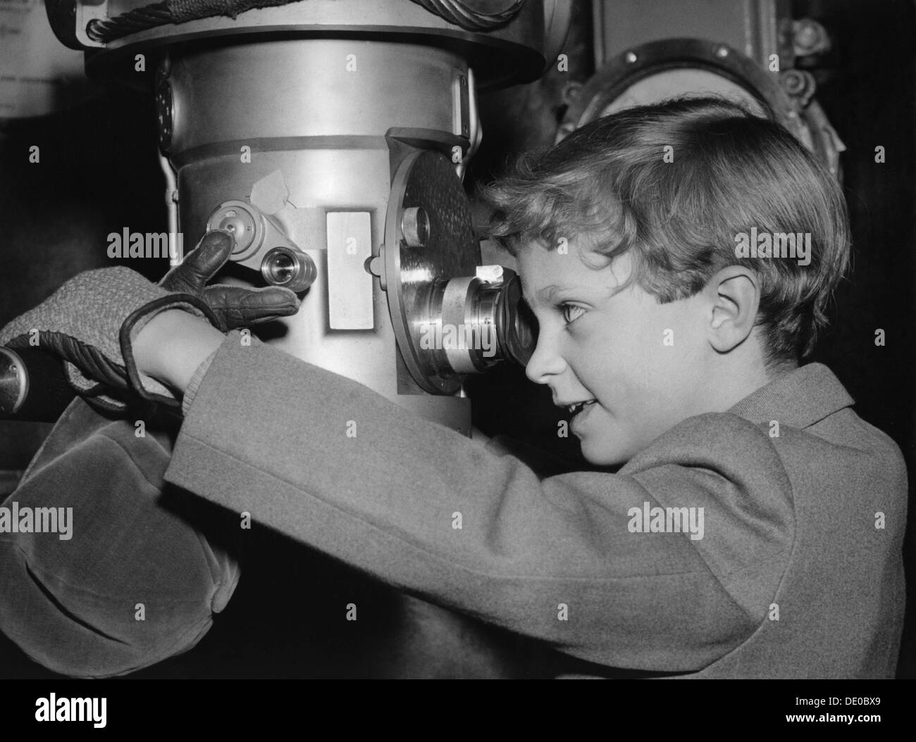 Il Principe ereditario Carlo Gustavo di Svezia su un sottomarino in una mostra, Stoccolma, Svezia, 1956. Artista: sconosciuto Foto Stock