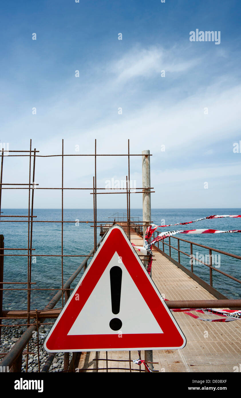 Segnale di avvertimento su un vecchio molo di carico, isola eole, SICILIA, ITALIA, EUROPA Foto Stock