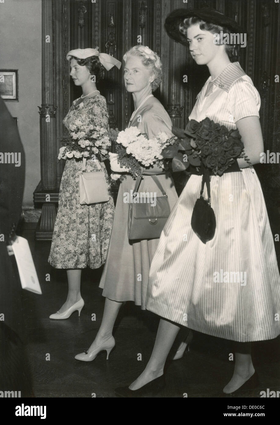 Principesse Margaretha, Sibylla e Desiree di Svezia sul loro modo di un pranzo, Stoccolma, 1957. Artista: sconosciuto Foto Stock