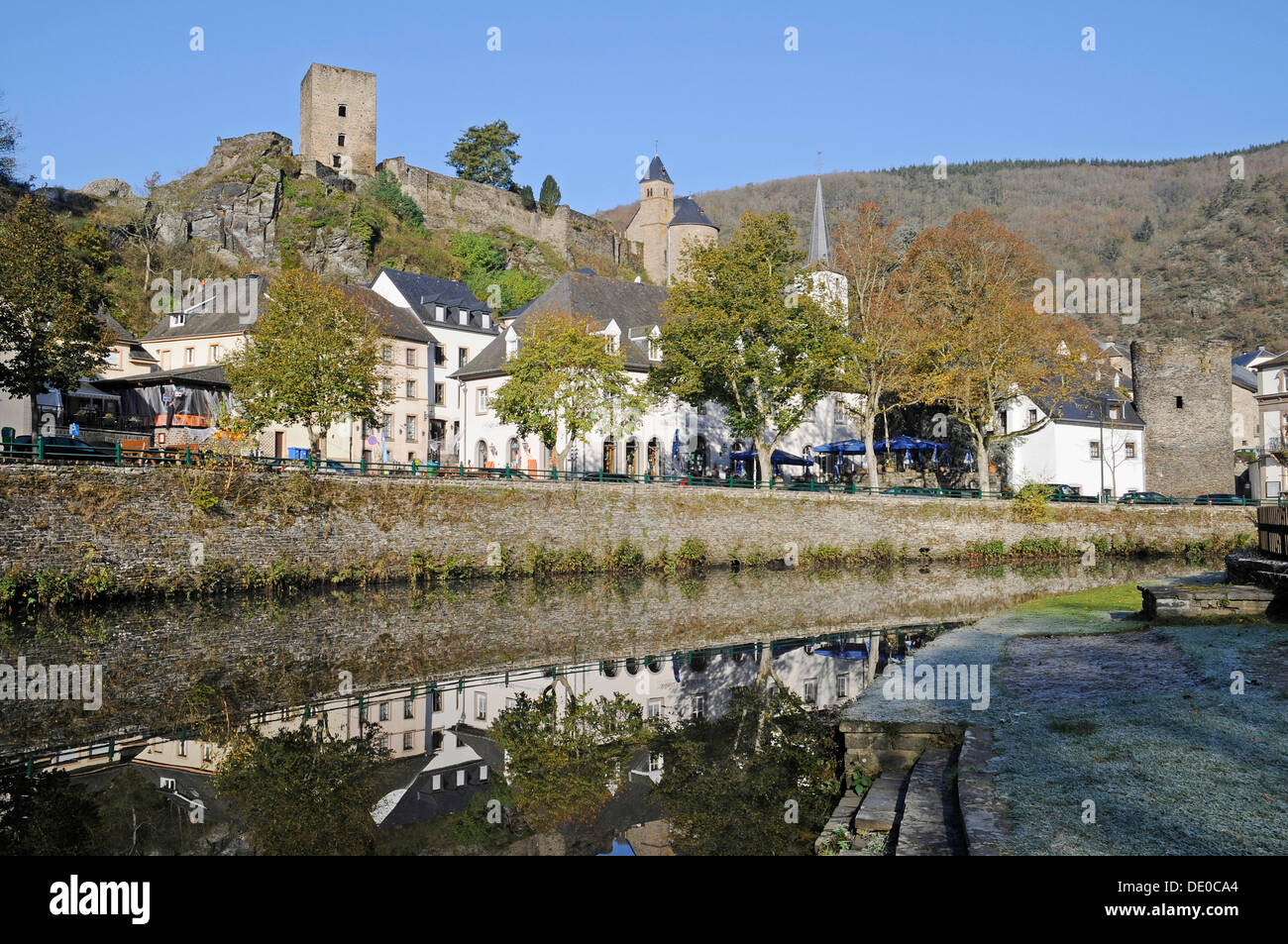 Esch sur Sûre, Sauer o fiume Sûre, Superiore Sûre National Park, LUSSEMBURGO, Europa PublicGround Foto Stock