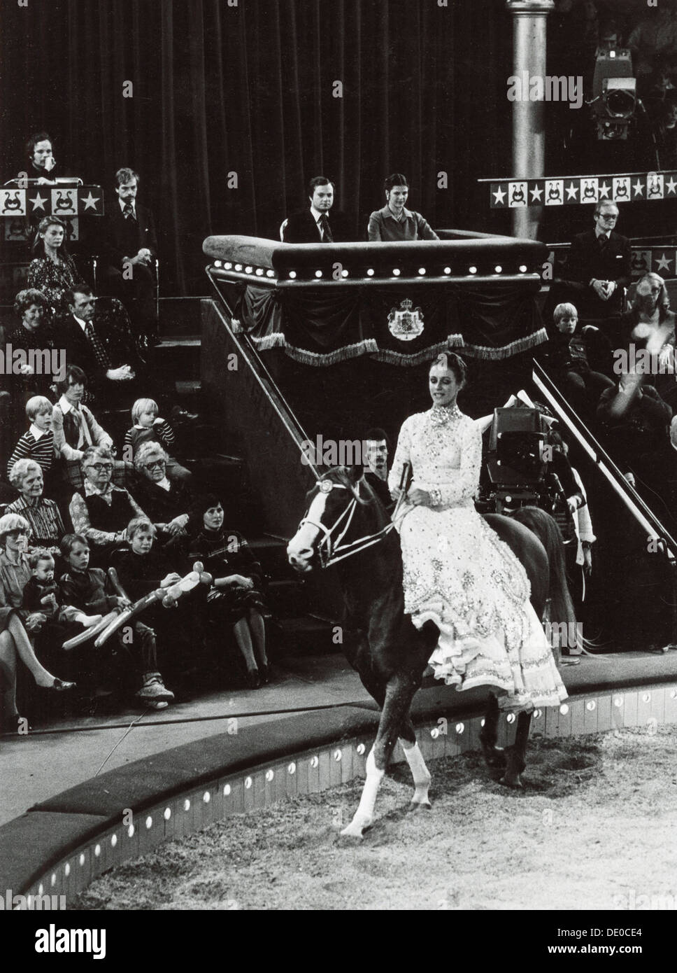 Re Carlo Gustavo XVI e la Regina Silvia di Svezia che frequentano il circus, 1977. Artista: sconosciuto Foto Stock