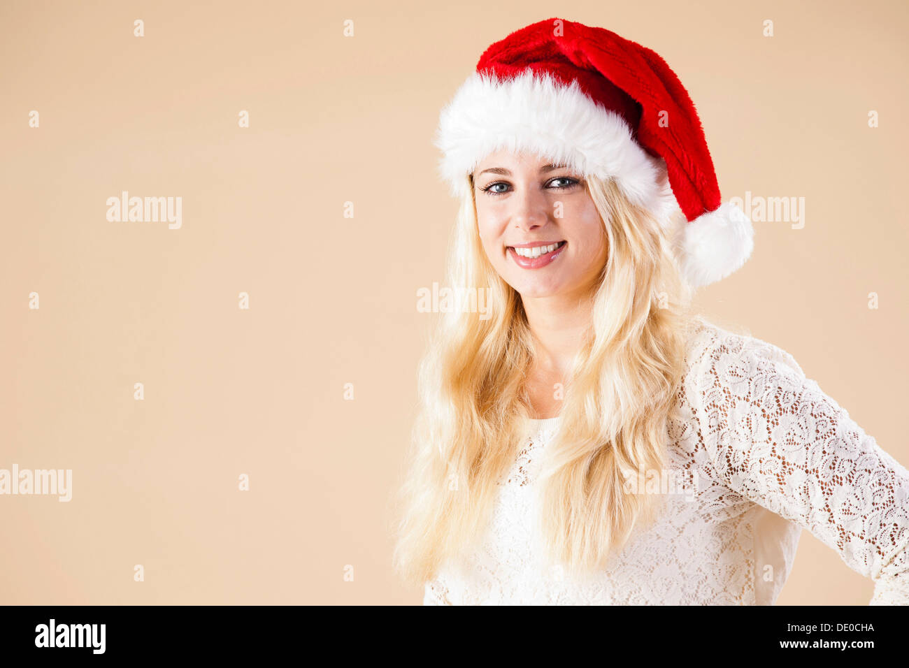 Sorridente donna bionda che indossa un cappello da Babbo Natale Foto stock  - Alamy