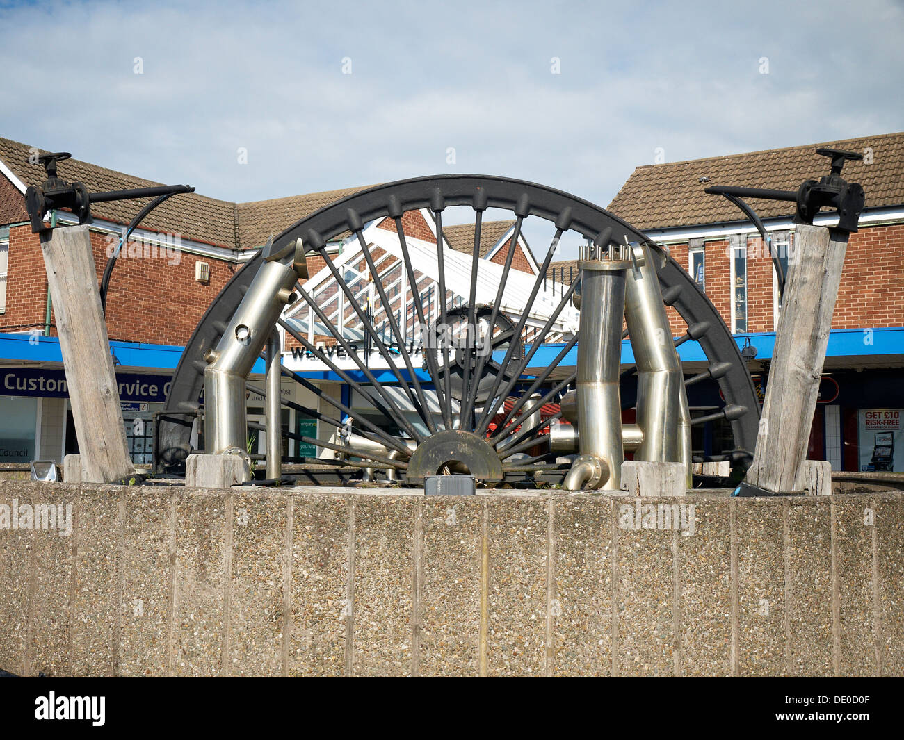 Scultura da Arthur Shaw da materiali rigenerati, a Northwich CHESHIRE REGNO UNITO Foto Stock