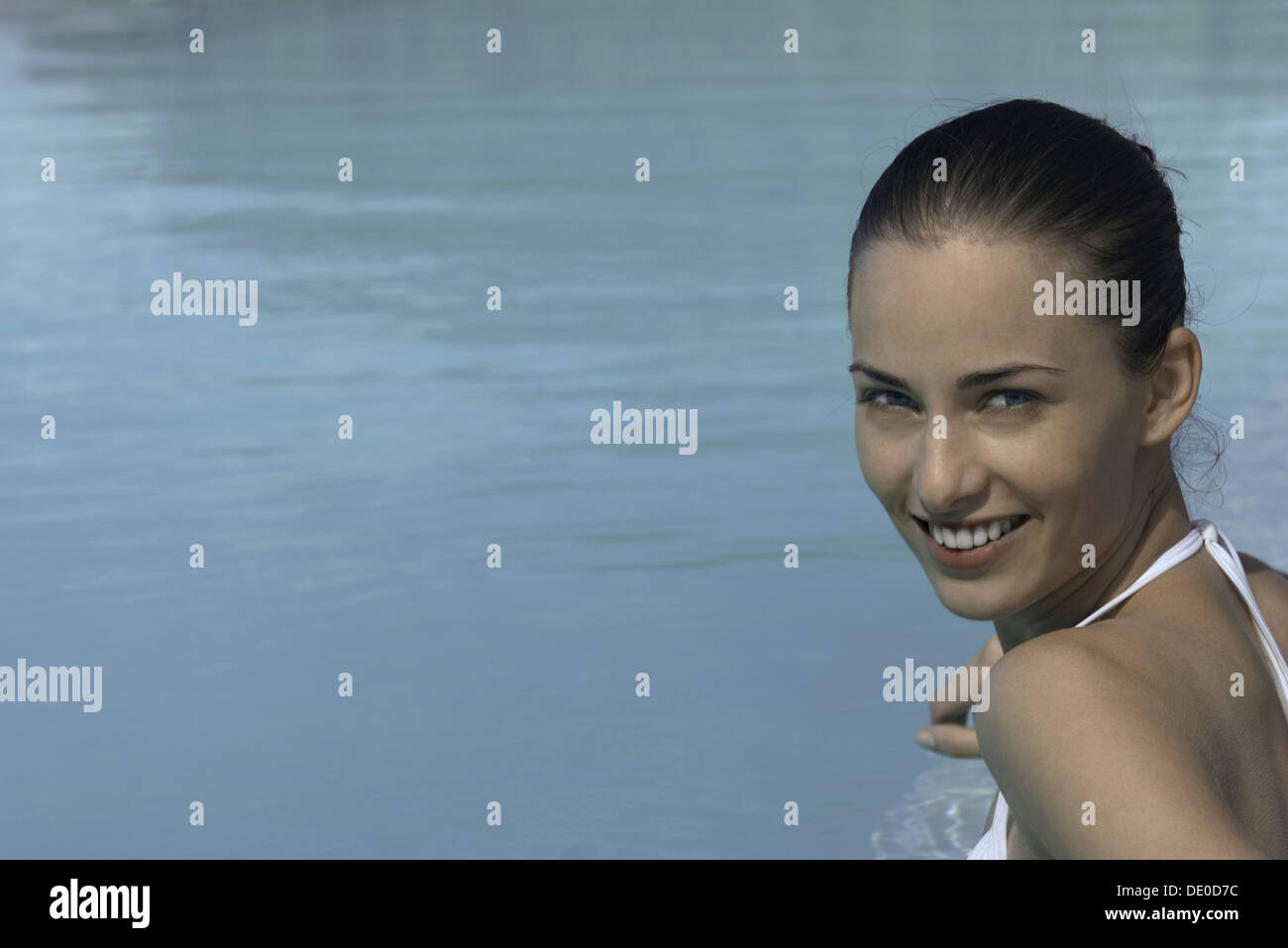 Donna, testa e spalle, acqua in background Foto Stock