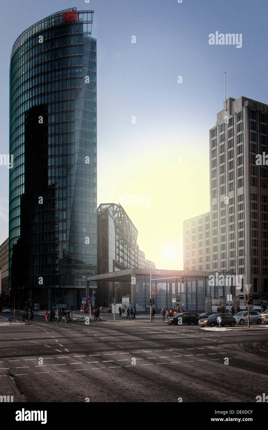Potsdamer Platz, Potsdam Square, con il Bahn, Torre di sinistra e il Ritz Carlton Hotel, a destra Foto Stock